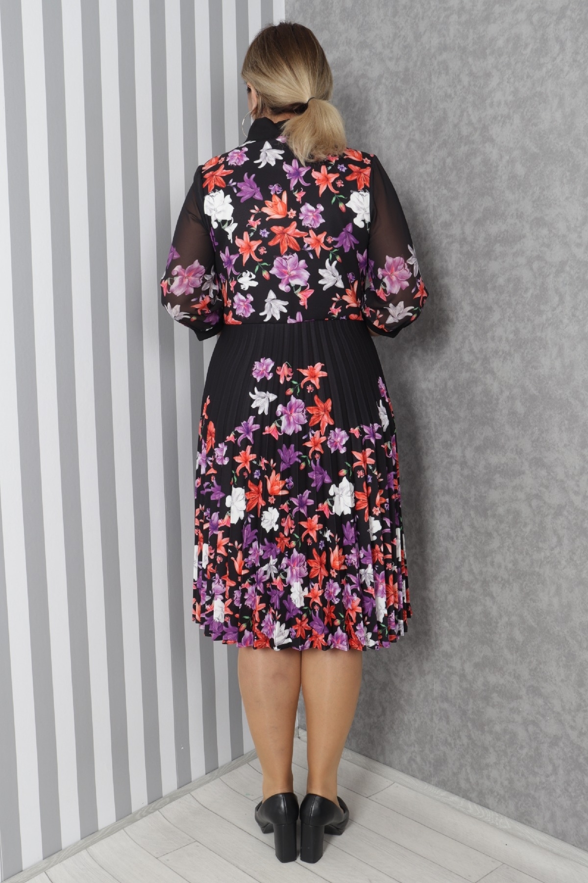 büyük beden renkli çiçek desenli dijital kumaştan şifon detaylı eteği pileli midi boy şık elbise 