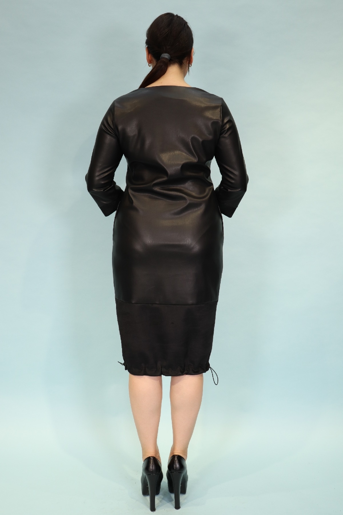 siyah renk üstünde  şeritli  alt  kenar ip ayarlı şık elbise 