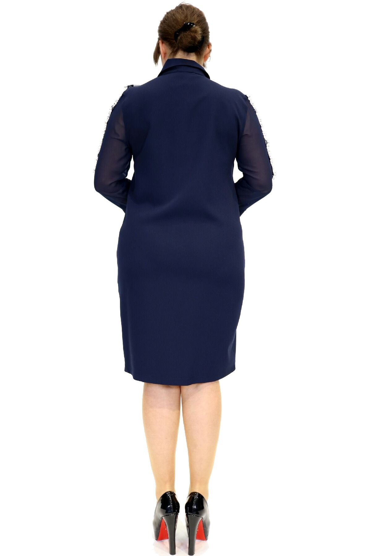 فستان بقياس مستقيم مع ياقة وأكمام طويلة مع جيوب مزركشة من الحجر.