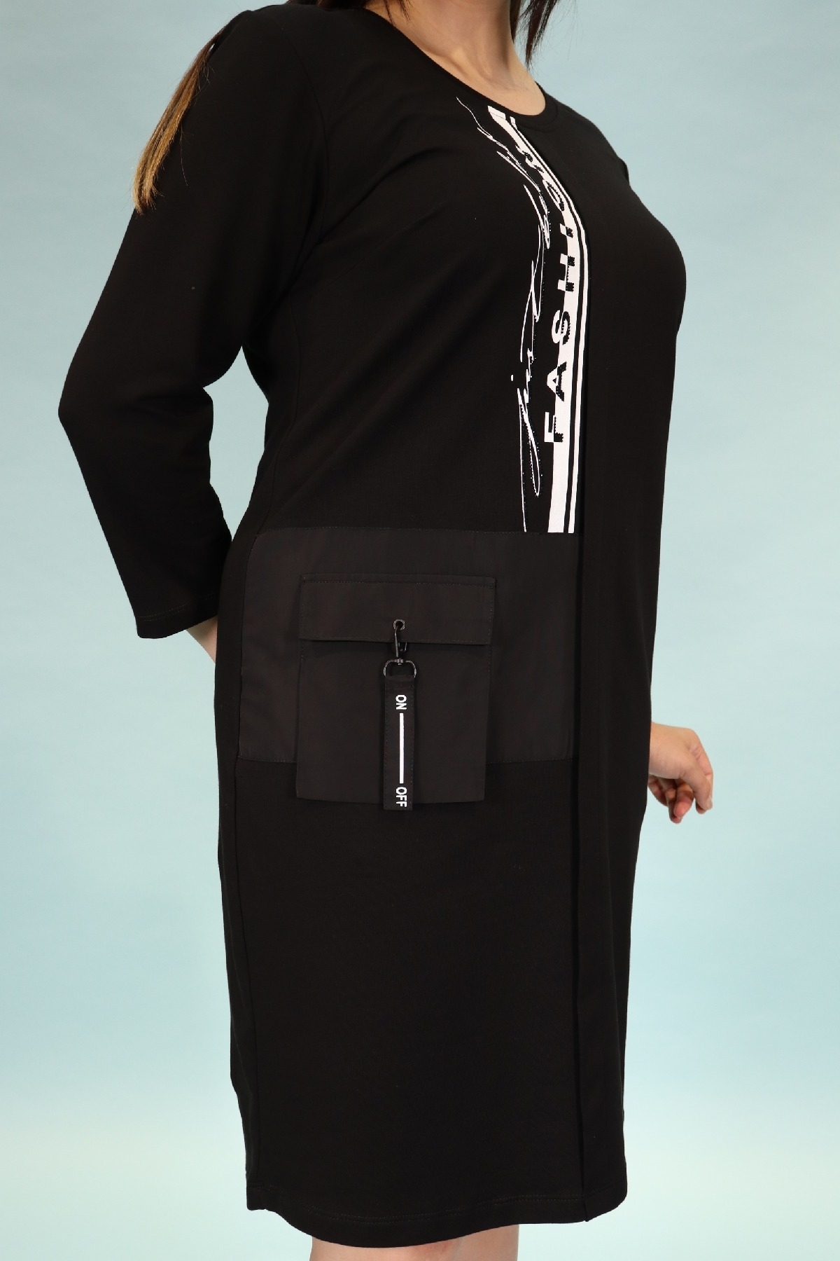 yuvarlak yaka ön tarafta baskı detaylı cepli spor ve şık siyah renk büyük beden elbise    
