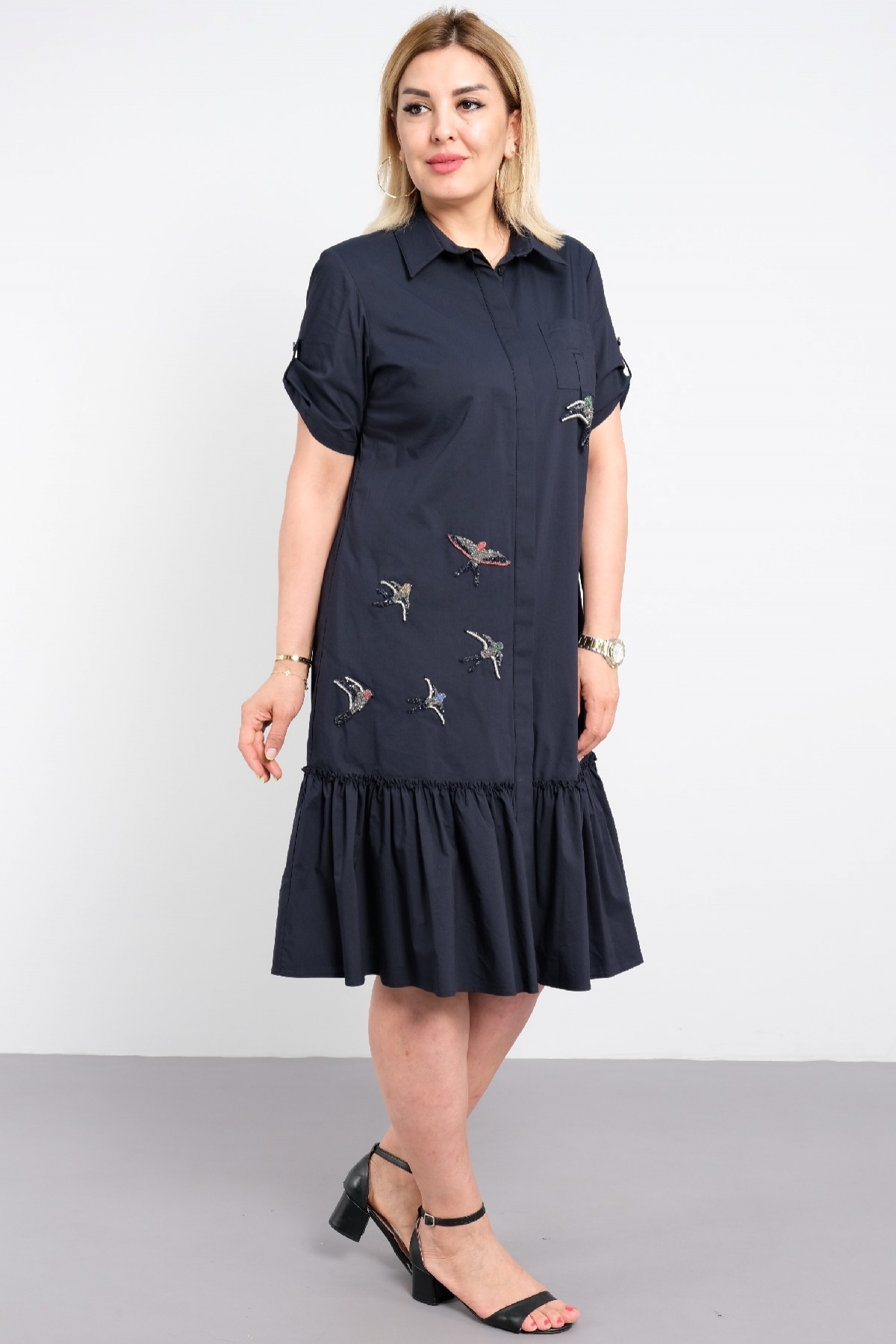 kısa kollu yaka detaylı etek ucu pileli kuş nakışlı büyük beden günlük giyim elbise 