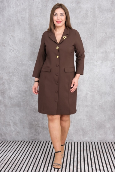  This plus size womens dress in brown is made of 65% cotton, 30% polyester, and 5% elastane. Available in sizes 42, 44, 46, and 48, this dress offers both comfort and style. With its body-hugging fit and above-knee length, it is perfect for everyday wear. The dress features button details and is adorned with a brooch on the collar. It also has three-quarter length sleeves and pockets. The front and back have a simple design, providing a blend of classic and modern style.