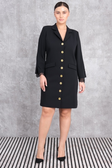  This elegant plus-size black dress combines a modern and chic style. Made from a fabric blend of 65% cotton, 30% polyester, and 5% elastane, it offers comfort and flexibility. The dress is available in sizes 42, 44, 46, and 48. It features gold-colored buttons and two pocket details on the front. The back features a delicate lace detail.