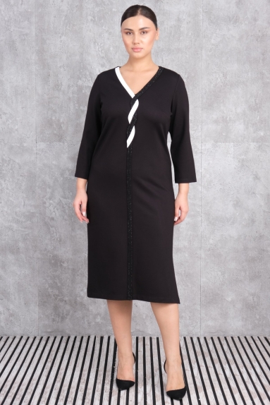  This plus-size womens dress is in black color and made from a fabric composition of 65% cotton, 30% polyester, and 5% elastane. The dress features a V-neck cut with a modern black and white stripe design on the front. With its three-quarter length sleeves, it offers both elegant and comfortable wear. This dress is available in sizes 42, 44, 46, and 48.