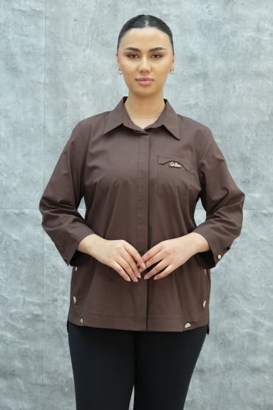  Эта рубашка для женщин больших размеров выполнена в элегантном коричневом цвете. На передней части есть один карман, украшенный металлическими аксессуарами для добавления изысканности. Рубашка имеет рукава длиной три четверти, украшенные детальными пуговицами. Прямой крой делает рубашку универсальной и легкой в сочетании с разными нарядами. Доступна в размерах 44, 46, 48 и 50. Ткань состоит из 65% хлопка, 30% полиэстера и 5% эластана, что обеспечивает как комфорт, так и долговечность.