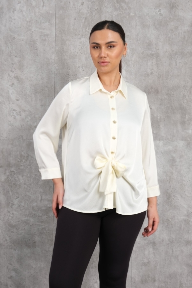 This enchanting Plus Size womens blouse comes in an elegant yellow color and offers a wide range of sizes (42, 44, 46, 48). The model showcases a classic design that is easy to pair with various outfits. The fabric composition consists of 65% Cotton, 30% Polyester, and 5% Elastane. The blouse features stylish buttons along the upper part and a chic bow detail at the front, adding a modern and sophisticated touch. Its soft and breathable fabric ensures all-day comfort. Perfect for both everyday wear and special occasions, this blouse will become an indispensable piece in your wardrobe.