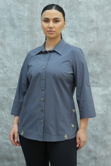  This product is a Plus Size womens shirt worn by the model. The shirt features a stylish and modern design, with a button-down front and a grey color. The fabric content is 65% cotton, 30% polyester, and 5% elastane, making it comfortable and durable. The available sizes are 44, 46, 48, and 50. The sleeves are mid-length, ending just at the elbow, making it suitable for different body types and ideal for daily wear.