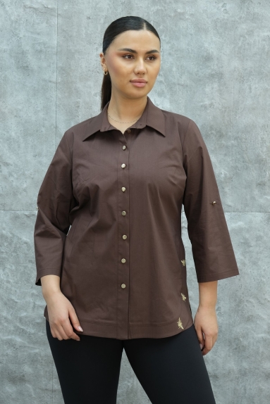  This is a super plus-size womens shirt available in a stylish brown color. The shirt comes in sizes 50, 52, 54, and 56. It is made of high-quality fabric: 65% Cotton, 30% Polyester, and 5% Elastane. The design of the shirt ensures comfort and a chic appearance. It features a button-down front closure and elegant detailing on the sleeves. This shirt is an excellent choice for creating a feminine style.