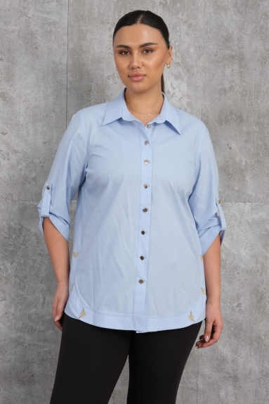  This plus size womens shirt features a chic and comfortable design. Available in blue, this shirt stands out with its button details. The size options are 44, 46, 48, and 50. The fabric content is 65% cotton, 30% polyester, and 5% elastane, making it both breathable and stretchy. With long sleeves and buttoned cuffs, this shirt is perfect for everyday wear.