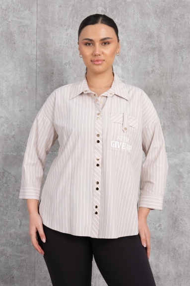 This plus-size womens shirt features an elegant and stylish design. The beige-colored shirt shown on the model provides a comfortable fit, making it an ideal choice for all seasons. The phrase 