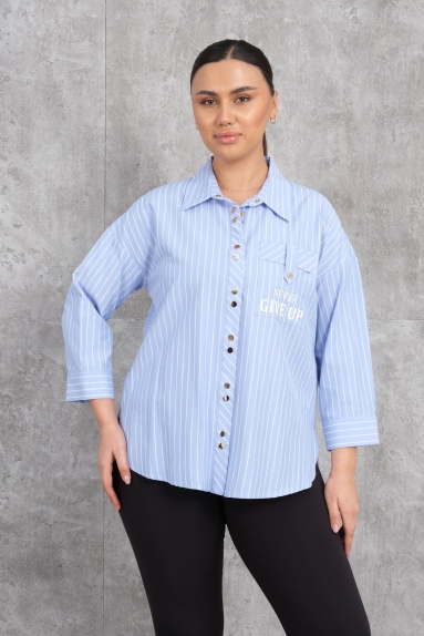  This plus-size womens shirt stands out with its modern and stylish design. The shirt is blue and decorated with fine white stripes. The fabric content consists of 65% cotton, 30% polyester, and 5% elastane, providing both comfort and flexibility. The sizes available for this shirt shown on the model are 42, 44, 46, and 48. The shirt features a V-neck button-up design and a chest pocket with the phrase 