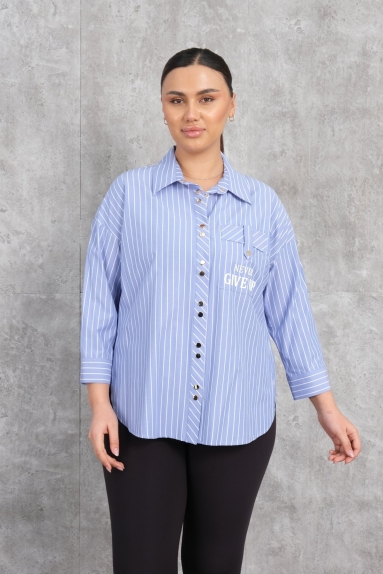  This beautiful plus-size womens shirt in navy blue adds elegance, creating a sporty and chic combination. Perfectly fitting on the model, this shirt offers high quality and comfort with its 65% cotton, 30% polyester, and 5% elastane content. Available in sizes 50, 52, 54, and 56. It features button details on the front and the 