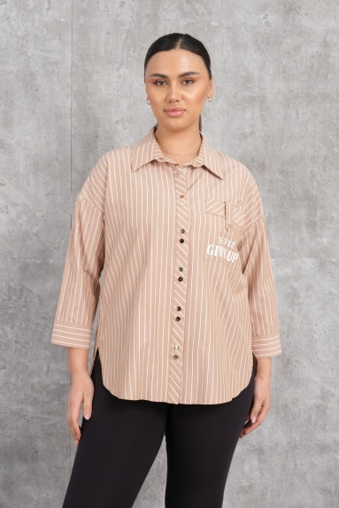  This plus-size womens shirt stands out with its comfortable and stylish design. This shirt, in brown color, offers a modern look with its loose fit and vertical stripes. There is a 
