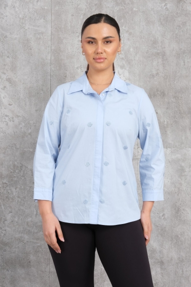  The plus-size womens shirt stands out with its stylish and comfortable use. It is ideal for daily wear with its blue color. The shirt features small patterns on both the front and back, offering a simple and modern look. Available in sizes 42, 44, 46, and 48, it is designed to fit all body types. The fabric content includes 65% cotton, 30% polyester, and 5% elastane, making the shirt both flexible and comfortable.
