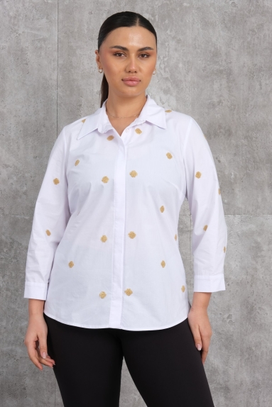  This super plus size womens shirt offers an elegant and stylish option. Available in white and sizes 50, 52, 54, 56. The fabric content is 65% cotton, 30% polyester, and 5% elastane, providing flexibility and comfort. The front of the shirt features a button closure. With its lightweight structure and high-quality fabric, it is extremely comfortable and breathable. The gold-colored dot details add a touch of elegance to the shirt. It is long-sleeved and collared, suitable for both formal and casual wear. The back is plain and chic, and all details are carefully crafted.