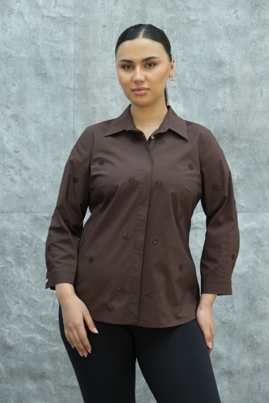  This product is a plus size womens shirt in brown color. It is made of a blend of 65% cotton, 30% polyester, and 5% elastane. The shirt is available in sizes 42, 44, 46, and 48, offering both elegance and comfort. The front of the shirt is detailed with small floral patterns. It features long sleeves and a collared neckline, making it suitable for both casual and formal wear.