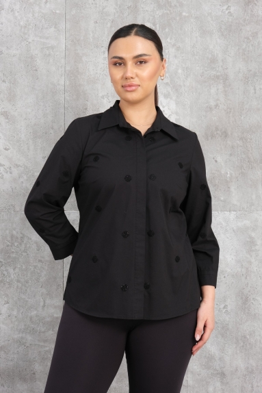  This product is a chic black shirt designed for plus-size women. The available sizes are 50, 52, 54, and 56. The fabric composition is 65% cotton, 30% polyester, and 5% elastane, offering a blend of comfort and durability. The shirt features embellishments on both the front and back, adding an elegant touch. Its comfortable fit and high-quality stitching make it suitable for everyday wear, as well as an excellent choice for special occasions.