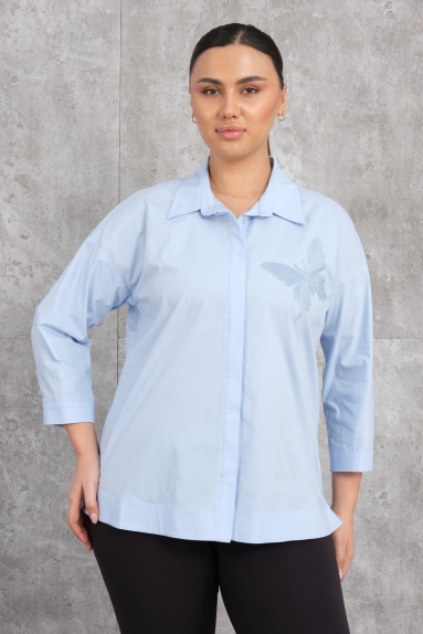  This plus-size womens shirt is blue and offers excellent comfort and flexibility. Size options are available in 50, 52, 54, and 56. The fabric content is 65% cotton, 30% polyester, and 5% elastane. The front of the shirt features a stylish butterfly detail. The shirt has three-quarter sleeves and its breathable fabric makes it ideal for daily wear.