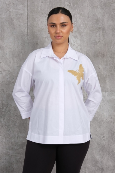  This white plus-size womens shirt adds elegance and modernity to any wardrobe. Made from a fabric blend of 65% cotton, 30% polyester, and 5% elastane, the shirt offers a comfortable and flexible wearing experience. The front features a golden butterfly embroidery, adding a touch of sophistication to the simple design. Available in a range of sizes (42, 44, 46, 48), it accommodates various body types. The back of the shirt is plain and simple, providing a clean look. This shirt is an ideal choice for both everyday wear and special occasions and will be a staple piece in your wardrobe.