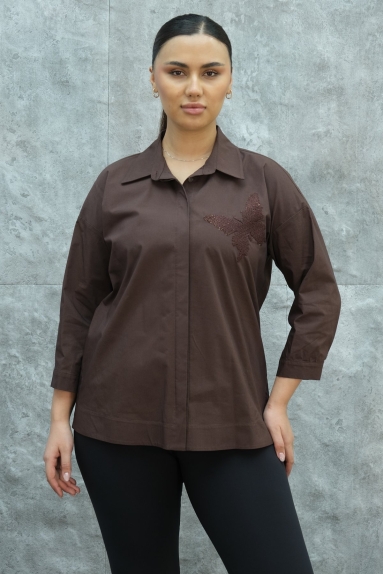  This Plus Size brown womens shirt is the perfect choice for those seeking comfort and elegance. The shirt is available in sizes 50, 52, 54, and 56. The fabric content consists of 65% cotton, 30% polyester, and 5% elastane, providing breathability and flexibility. The front of the shirt features a stylish butterfly embroidery. With its three-quarter sleeves and classic collar, this shirt is suitable for everyday wear and matches well with any outfit.