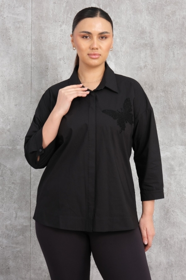  This womens shirt falls under the Super Plus Size category. It is black in color and available in sizes 50, 52, 54, and 56. The fabric composition is 65% cotton, 30% polyester, and 5% elastane. With its comfortable cut and modern look, it is suitable for daily use. There is a small butterfly detail on the upper section. It has three-quarter sleeves and buttoned cuffs.