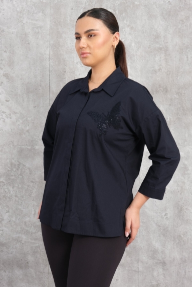  This Plus Size womens shirt combines elegance and comfort with its navy blue color. The shirt is available in sizes 50, 52, 54, and 56. The fabric content includes 65% Cotton, 30% Polyester, and 5% Elastane. The butterfly embroidery on the front adds a delicate touch to the shirt. With its long sleeves and button-up design, it is suitable for both daily wear and special occasions.
