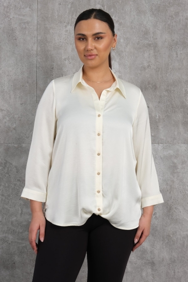  Our plus-size womens shirt stands out with its elegant and stylish design. The white color and classic cut make it suitable for any combination. The fabric content of our shirt consists of 65% cotton, 30% polyester, and 5% elastane. This makes it both comfortable and durable. It is available in different sizes: 40, 42, 44, 46. The front part of the shirt features button details and the sleeves are designed to be 3/4 length.