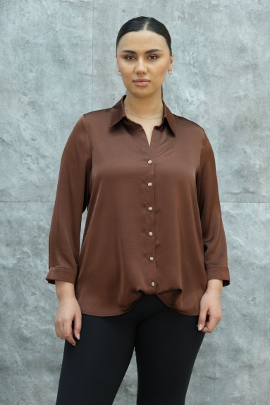  This plus-size brown shirt offers a comfortable and stylish look. Made from 65% Cotton, 30% Polyester, and 5% Elastane, this shirt is available in four sizes (40, 42, 44, 46). The front features six buttons, and there are stylish button details on the cuffs. This long-sleeved shirt is perfect for year-round wear.