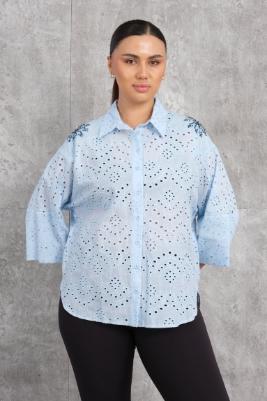  This blue plus-size womens shirt stands out with its modern design and elegant appearance. The shirt is made from a fabric containing 65% Cotton, 30% Polyester, and 5% Elastane. This blend of materials increases the breathability and durability of the shirt. Available in sizes 42, 44, 46, and 48, the shirt offers a comfortable fit for every body size. The front of the shirt features button details, while the embroidery on the chest adds elegance. The back part is plain cut, offering simple elegance.