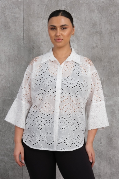  This elegant white shirt is designed specifically for plus-size women. It features eye-catching patterns and a comfortable fit. The fabric is composed of 65% cotton, 30% polyester, and 5% elastane. The shirt comes in sizes 42, 44, 46, and 48. With its lightweight and breathable fabric, it offers both comfort and style.