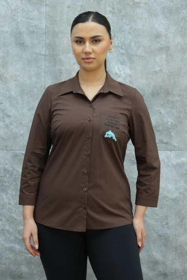  This Plus Size womens shirt in brown color is a perfect piece to add elegance to your style. Available in sizes 50, 52, 54, and 56, it fits comfortably on the body. The fabric content is very comfortable and of high quality, consisting of 65% cotton, 30% polyester, and 5% elastane. The shirt features button details on the front and a stylish pocket on the chest. Its long-sleeve design makes it ideal for both daily use and special occasions. With button details on the collar, you can achieve both a formal and casual look.