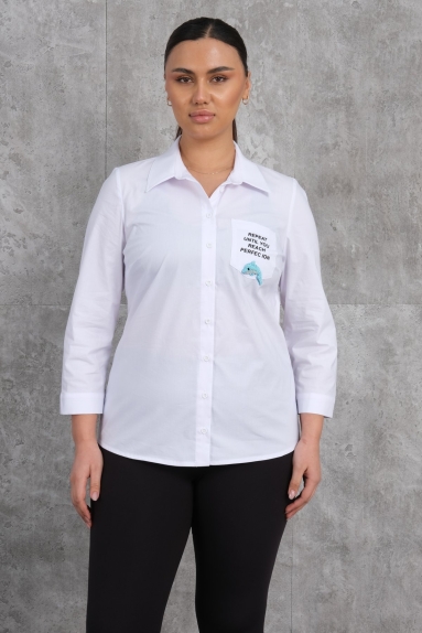  This product is a plus-size womens shirt. It is white in color and available in sizes 42, 44, 46, and 48. The shirt is made of 65% cotton, 30% polyester, and 5% elastane. It features a pocket on the front with the text 