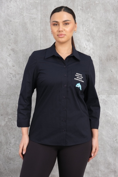  This plus-size womens shirt combines elegance and comfort with its navy blue color. The shirt is available in sizes 42, 44, 46, and 48, catering to various body types. Made from high-quality fabric (65% Cotton, 30% Polyester, 5% Elastane), it offers breathability and flexibility. The front features the attention-grabbing phrase 