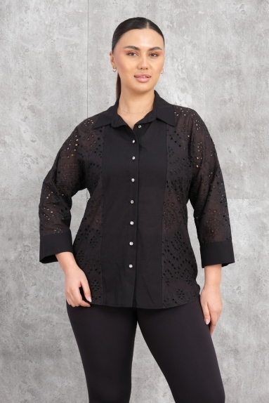  This plus-size womens shirt stands out with its elegant and sophisticated design. Available in black, it comes in various sizes (42, 44, 46, 48). The fabric content consists of 65% cotton, 30% polyester, and 5% elastane, providing a comfortable wearing experience. Featuring button details on the front and an embroidered back, this shirt is suitable for special occasions and stylish outfits. It is an ideal piece for those seeking both comfort and elegance.