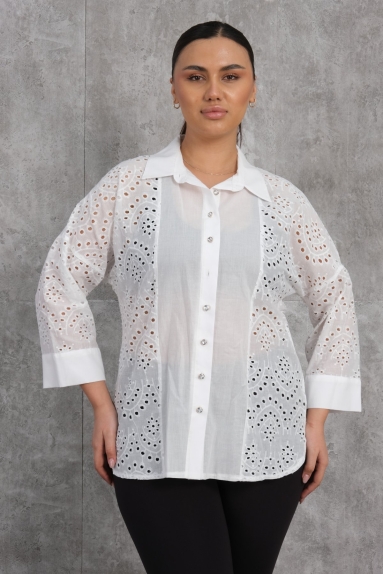  This plus-size womens shirt combines elegance and comfort. Available in white, this shirt symbolizes sophistication and freshness. The size options are 42, 44, 46, and 48. The fabric content is 65% cotton, 30% polyester, and 5% elastane, providing both stretch and durability. The buttons on the front make it easy to wear. With its embroidered stylish pattern and three-quarter sleeves, it can be worn comfortably in any season.