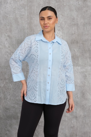  This plus-size womens shirt combines elegance and comfort. Available in blue, this shirt comes in sizes 42, 44, 46, and 48. The fabric is composed of 65% cotton, 30% polyester, and 5% elastane, making it both lightweight and durable. The front of the shirt is buttoned and adorned with intricate lace detailing, adding a touch of sophistication. The sleeves are three-quarter length with finished cuffs. The back is also meticulously crafted with full lace detailing. It can be comfortably worn in any season and adds a touch of elegance to various outfits.
