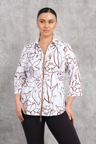  This product is a stylish blouse designed for plus-size women. It is designed in brown color with a patterned design. The blouse comes in sizes 50, 52, 54, and 56. The fabric composition is 65% cotton, 30% polyester, and 5% elastane. The blouse features a zipper detail at the front and an adjustable drawstring waist. With its short sleeves and comfortable cut, it offers a comfortable wearing experience.