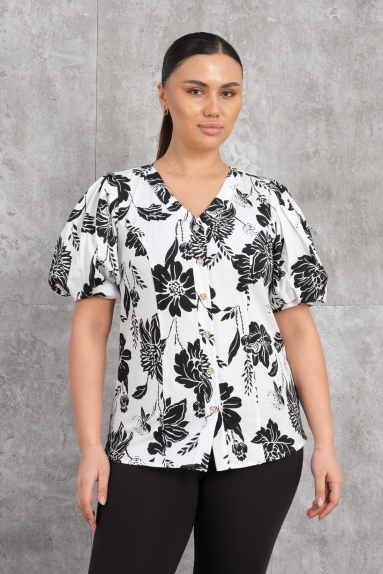 This elegant plus-size blouse, shown in front and back views, features the sophistication of black. Its V-neck design offers a modern look while providing a comfortable and stylish wearing experience. Available in sizes 42, 44, 46, and 48, this blouse is made from a fabric blend of 65% cotton, 30% polyester, and 5% elastane, ensuring both flexibility and durability.