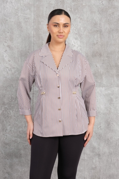  This elegant plus-size womens blouse in brown combines sophistication and comfort. Featuring long sleeves and a striped pattern, this blouse is made from a fabric blend of cotton, polyester, and elastane, ensuring softness and durability. Available in sizes 42, 44, 46, and 48, the blouse is finished with medium-length buttons for a refined touch. It is versatile enough to pair with various outfits, from casual daywear to office attire.