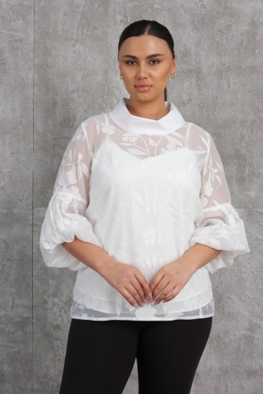  This plus-size womens blouse is designed in a white color, offering both elegance and comfort. The blouse is made from a fabric content of 65% cotton, 30% polyester, and 5% elastane, making it soft and flexible. The available sizes for this blouse are 42, 44, 46, and 48. It features stylish floral patterns on the front and a wide collar that makes it stand out. The same patterns continue on the back side as well. This blouse is ideal for everyday use and can easily be paired with various outfits.