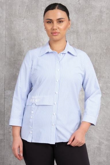 This product is designed as a Super Plus Size womens shirt and is blue in color. The available sizes are 50, 52, 54, and 56. The fabric content consists of 65% cotton, 30% polyester, and 5% elastane. The shirt features a button-down design on the front and has long sleeves. The same buttoned and long-sleeved design continues on the back. This shirt is ideal for a comfortable and stylish look.