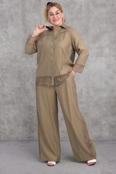  The product displayed on the model is a plus-size womens two-piece set, specifically designed for larger sizes. Its color is khaki, providing a comfortable and stylish appearance. The set is available in sizes 42, 44, 46, and 48. The fabric composition includes 65% cotton, 30% polyester, and 5% elastane, ensuring both comfort and quality. The top is a buttoned shirt with lace details, adding a touch of elegance. The bottom piece is wide-legged pants featuring lace details on the sides. This set offers both a stylish and comfortable wearing experience.