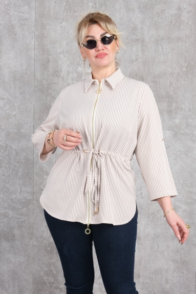  This stunning beige plus-size womens blouse is a must-have piece for every womans wardrobe. The front of the blouse features a gold zipper closure that offers convenience to the wearer. With an adjustable waist tie, it fits perfectly to the body and accentuates the figure. The 3/4 sleeve length and elegant collar detail make it suitable for both everyday wear and special occasions. The fabric content is 65% Cotton, 30% Polyester, and 5% Elastane, making this blouse both durable and comfortable. Available in sizes 42, 44, 46, and 48.