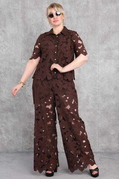  This product is a Plus Size women’s Two-Piece Set, as shown on the model. The color of the set is brown, and it is available in sizes 50, 52, 54, and 56. The fabric composition consists of 65% Cotton, 30% Polyester, and 5% Elastane. The top piece of the set features short sleeves and buttons, while the bottom piece is designed as wide-leg pants. With its cut-out floral patterns, this two-piece set offers both elegance and comfort.