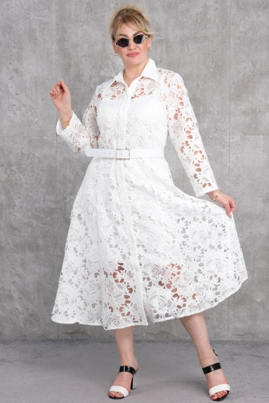 This dress is a stylish white dress designed for Plus Size women. It features lace details on the front and back, offering an elegant look. The button-down design and high-quality fabric provide comfort. The fabric content is 65% cotton, 30% polyester, and 5% elastane. Available in sizes 50, 52, 54, and 56. This dress is an excellent choice for any special occasion and event.