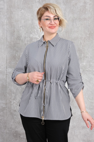  This plus-size womens blouse features a modern and stylish design. It is black in color and has a form-fitting structure. The fabric is composed of 65% cotton, 30% polyester, and 5% elastane, making it comfortable and flexible, ideal for daily wear. The blouse is available in sizes 42, 44, 46, and 48. It has a front zipper detail and an adjustable drawstring at the waist. The batwing sleeves provide freedom of movement, and the stripe details add a contemporary look.