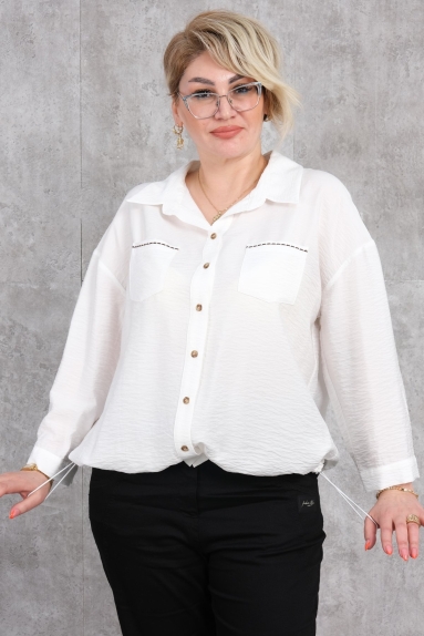  The blouse you see on the model is designed for Plus Size women. This white blouse offers a comfortable and stylish look. The available sizes are 42, 44, 46, and 48. The fabric composition is 65% Cotton, 30% Polyester, and 5% Elastane. The front features button details and two pockets. The back has a plain and simple design.