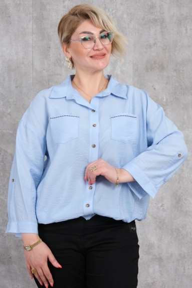  This Plus Size Womens Blouse offers a chic and comfortable look. The blue color combines freshness and elegance. The product comes in sizes 42, 44, 46, and 48, catering to a wide range of body types. The fabric content is 65% Cotton, 30% Polyester, and 5% Elastane, making it soft, flexible, and durable. The front of the blouse features button details and two pockets, while the back has a simple design with a loose fit for added comfort. This blouse can be chosen for both everyday use and special occasions, complementing any outfit.
