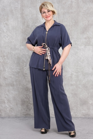  This plus-size womens two-piece outfit is designed for women seeking comfort and elegance. The outfit is navy blue and available in sizes 42, 44, 46, and 48. The top features a zipper and an adjustable waist belt detail. The sleeves are short and comfortably cut. The bottom is composed of wide-leg pants. The fabric content is 65% cotton, 30% polyester, and 5% elastane, which makes the product flexible and durable.