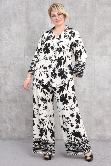  This product is a plus-size womens two-piece suit as seen on the model. It comes in black and is available in sizes 50, 52, 54, and 56. The fabric composition is 65% cotton, 30% polyester, and 5% elastane. The suit features a comfortable fit and adds elegance with its patterned black and white fabric.